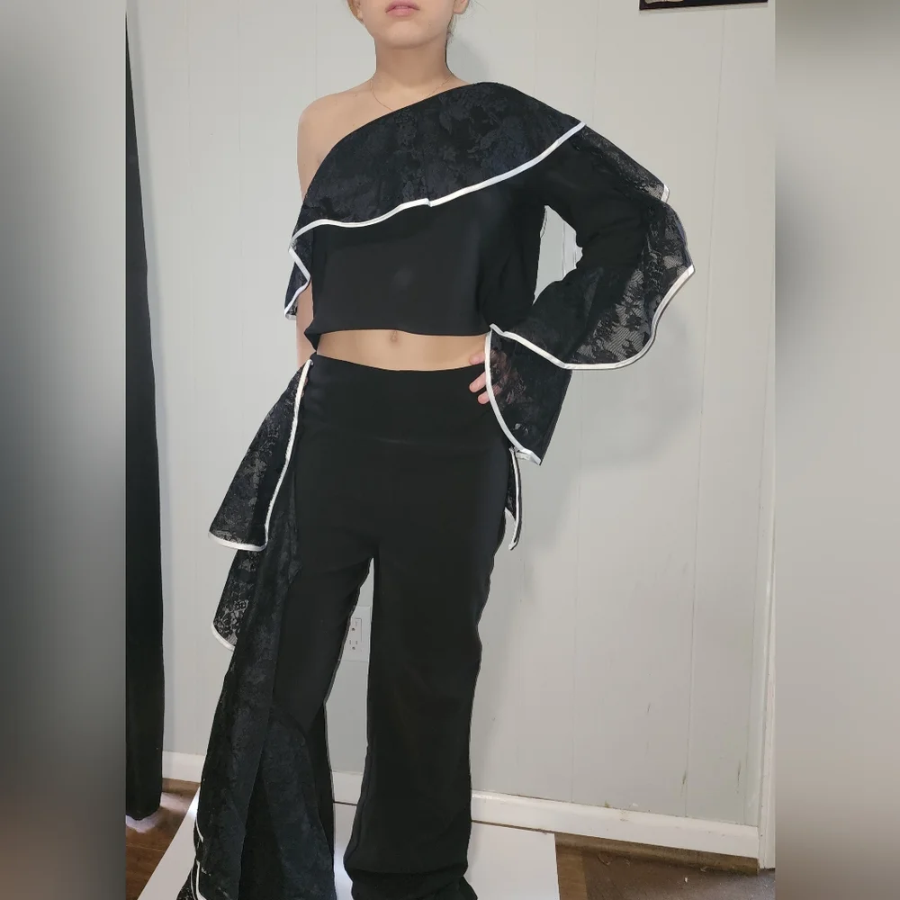NWT Gorgeous , Akira , 2 Peice Stunning Ruffled Pants , With Matching Top - Picture 2 of 15